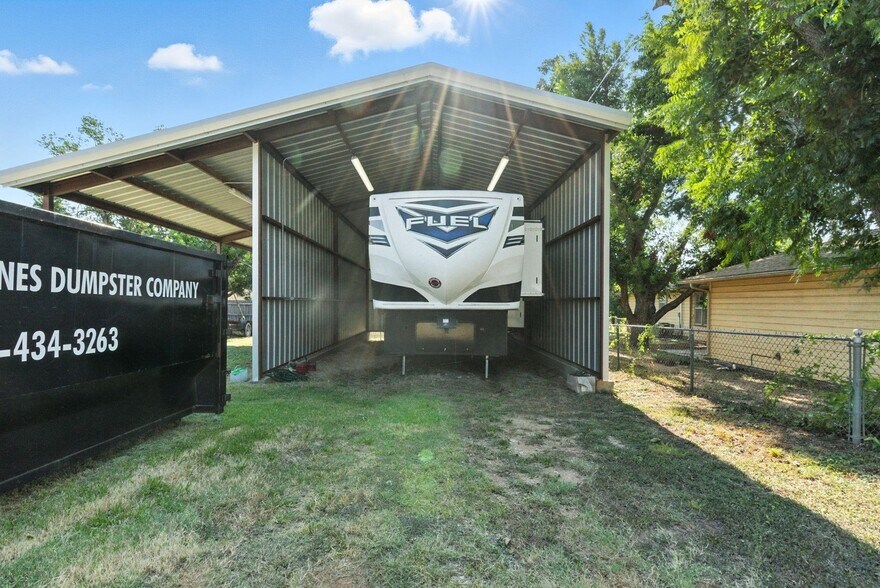 More Photos Of 104 Yuma Street, Lipan Warehouse For Sale