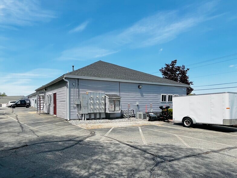 More Photos Of 114 Perimeter Rd, Nashua Light Distribution For Lease