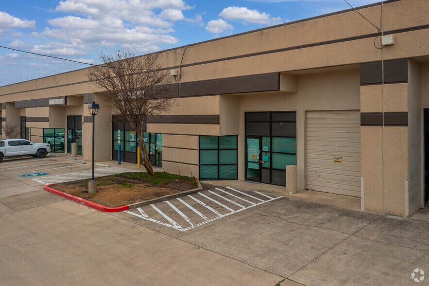 More Photos Of 6850-6862 Alamo Downs Pky, San Antonio Unknown For Lease