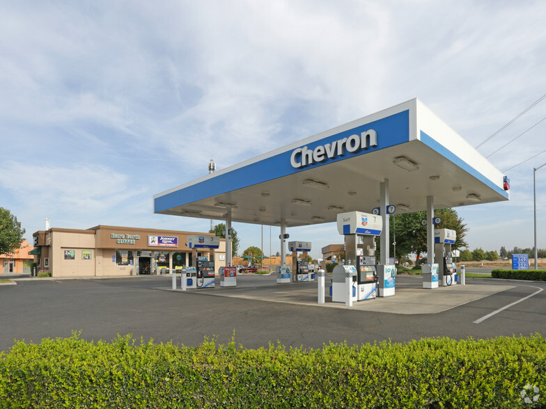 Primary Photo Of 7505 N Willow Ave, Fresno Convenience Store For Lease