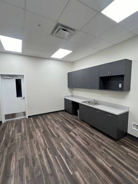 More Photos Of 7453 Republic Dr, Groveland Distribution For Sale