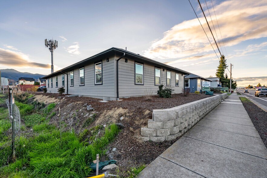 More Photos Of 296 S Pacific Hwy, Talent Medical For Sale