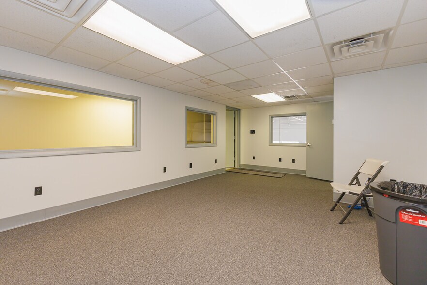 More Photos Of 5513 N Oxford St, Indianapolis Showroom For Lease