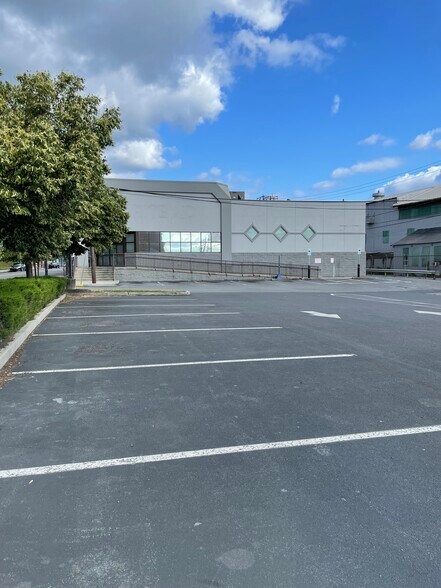 More Photos Of 124 S Front St, Harrisburg General Retail For Sale