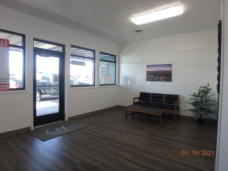More Photos Of 85 SE 5th St, Madras Office For Lease