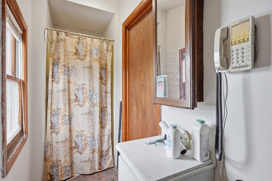 More Photos Of 2910 Louisiana Ave, Niagara Falls General Retail For Sale