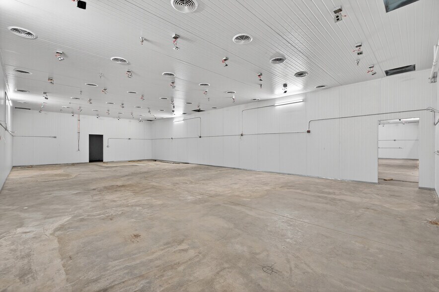 More Photos Of 11019 Penrose St, Sun Valley Manufacturing For Sale