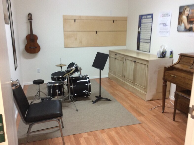 More Photos Of 1900 Belmont Loop, Woodland Storefront Retail Office For Lease