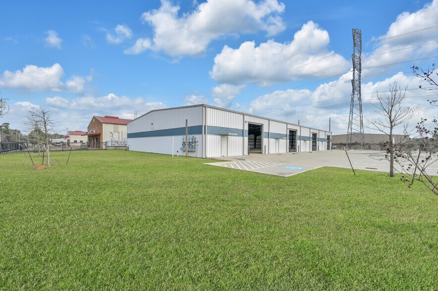 More Photos Of 535 S Persimmon St, Tomball Warehouse For Lease