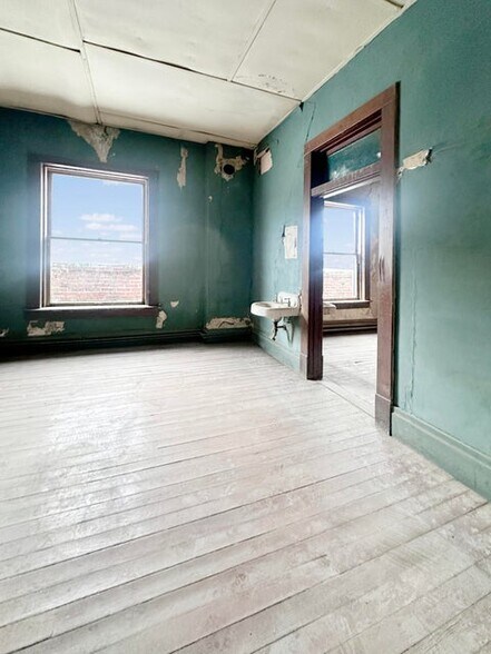 More Photos Of 200 S 3rd St, Leesville Hospitality For Sale