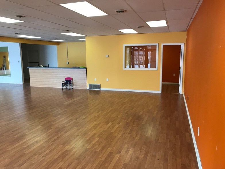 More Photos Of 3805 N Oak Trfy, Kansas City Office For Lease