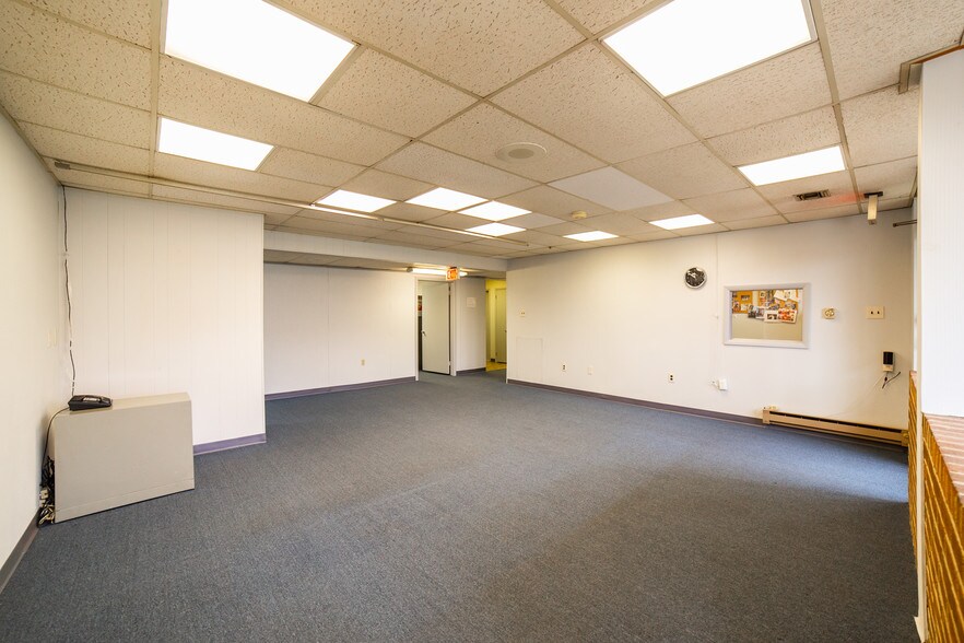 More Photos Of 1300 Industrial Blvd, Southampton Light Distribution For Sale