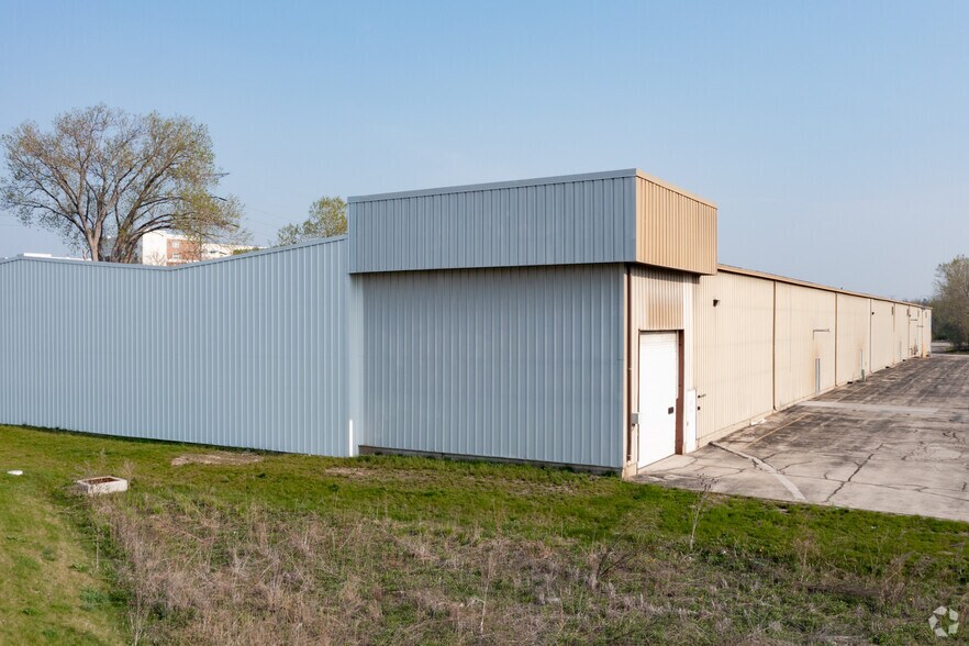 More Photos Of 19745 Sommers Dr, Brookfield Warehouse For Lease