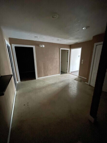 More Photos Of 6618-6628 26th Ct E, Sarasota Warehouse For Lease