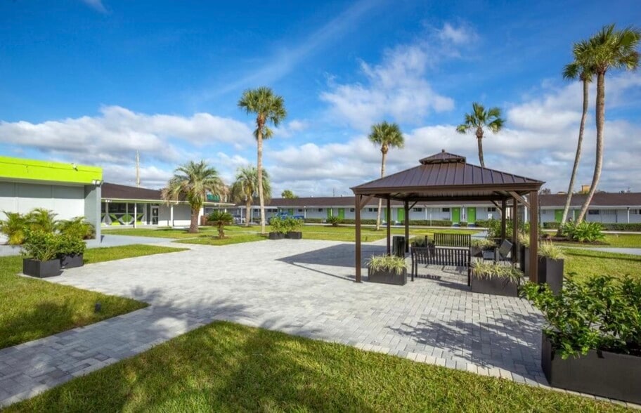 More Photos Of 8016 Arlington Expy, Jacksonville Hotel For Lease