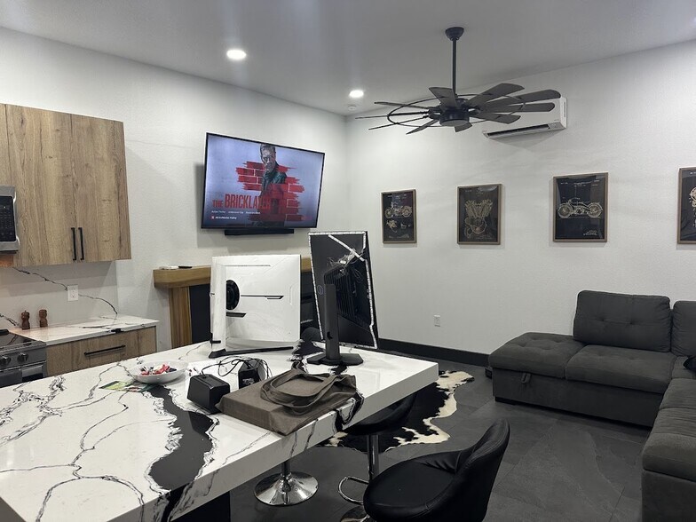 More Photos Of 201 NE 20th St, Ocala General Retail For Sale