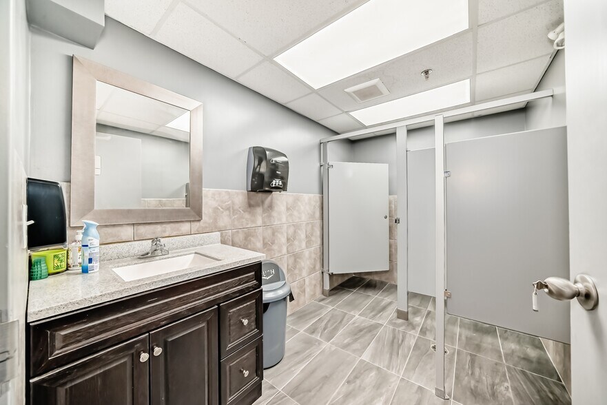 More Photos Of 1803 60th St SE, Calgary Mixed Retail For Sale