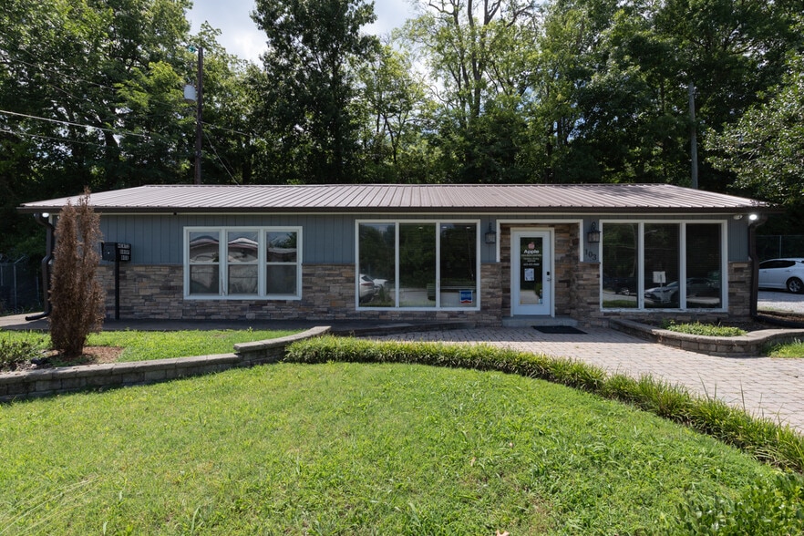 More Photos Of 103-107 Mallard Dr, Hendersonville Warehouse For Sale