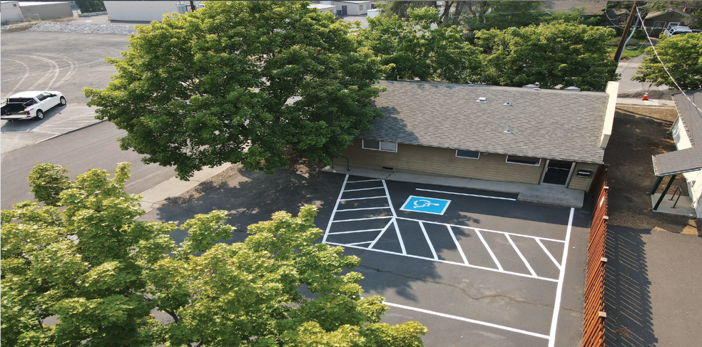 Primary Photo Of 180 NE Penn Ave, Bend Medical For Sale