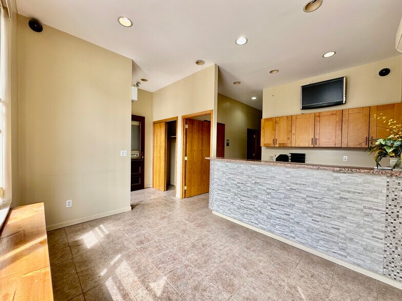 More Photos Of 3005 31st Ave, Astoria Medical For Lease