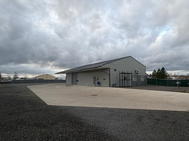 More Photos Of 3960 W 12th Ave, Eugene Service For Lease