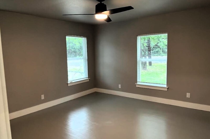 More Photos Of 2925 N Travis St, Sherman Office For Lease