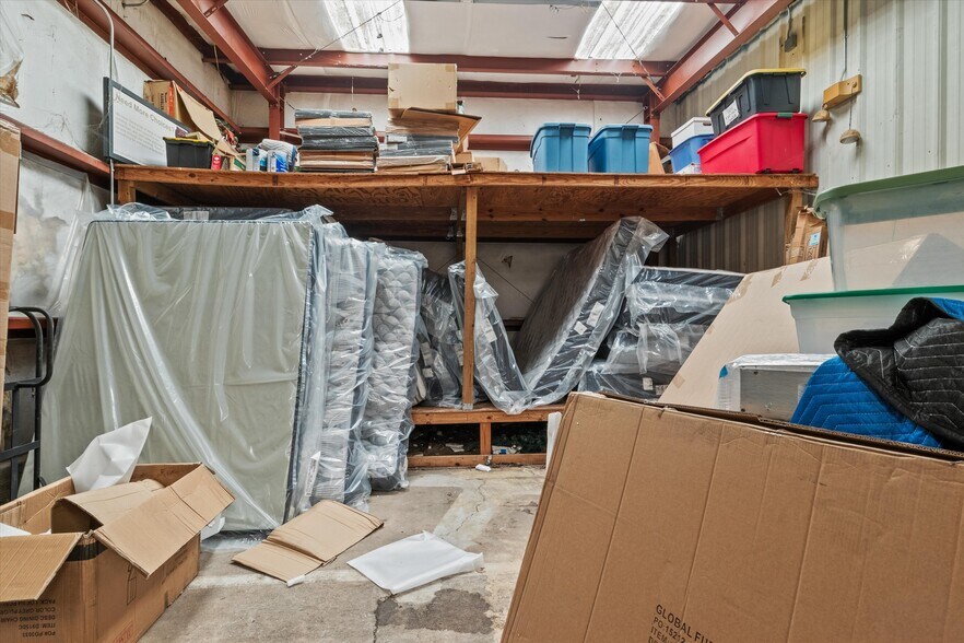 More Photos Of 304 W Jefferson St, Quincy Freestanding For Sale