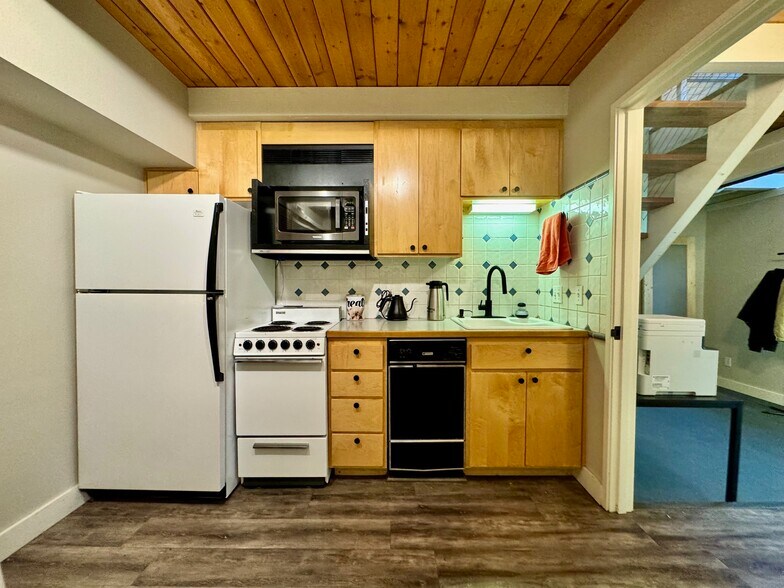 More Photos Of 2722 SE 25th Ave, Portland Office For Lease
