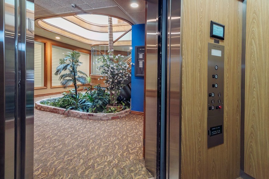 More Photos Of 22148 Sherman Way, Canoga Park Office For Lease