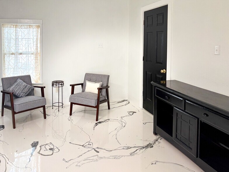 More Photos Of 400 Oak St, Bryan Office Residential For Lease