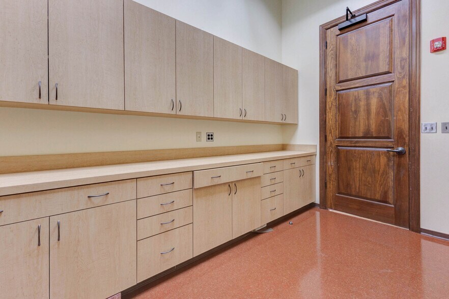 More Photos Of 4949 Fairmont Pky, Pasadena Office For Lease