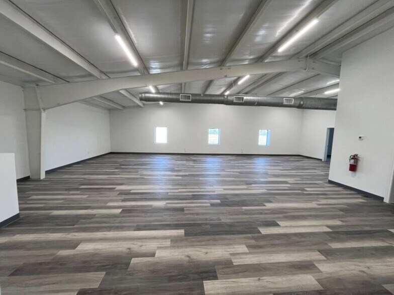 More Photos Of 11002 Sleepy Hollow Rd, Conroe Warehouse For Lease