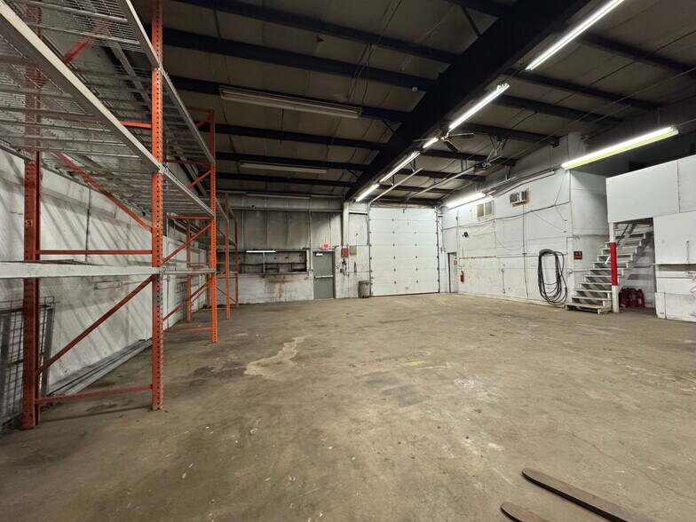 More Photos Of 9947 Express Dr, Highland Warehouse For Lease