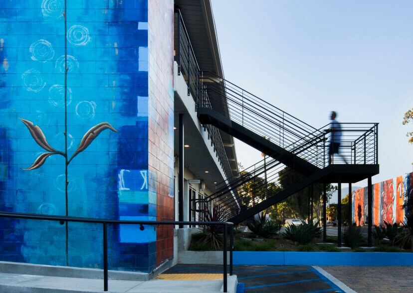 More Photos Of 126 E Haley St, Santa Barbara Showroom For Lease