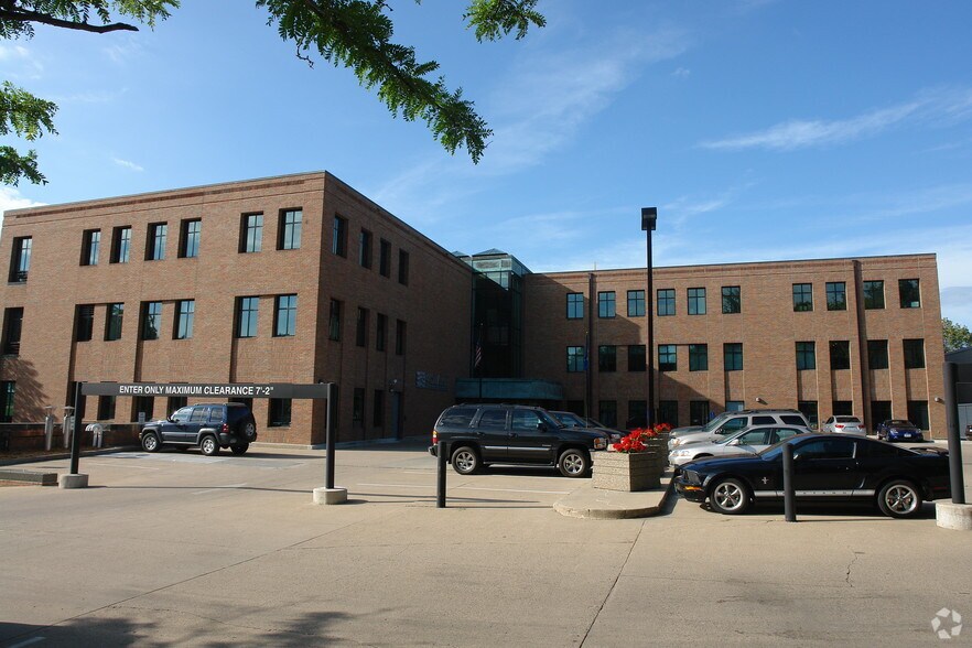 More Photos Of 445 Lake St E, Wayzata Medical For Lease