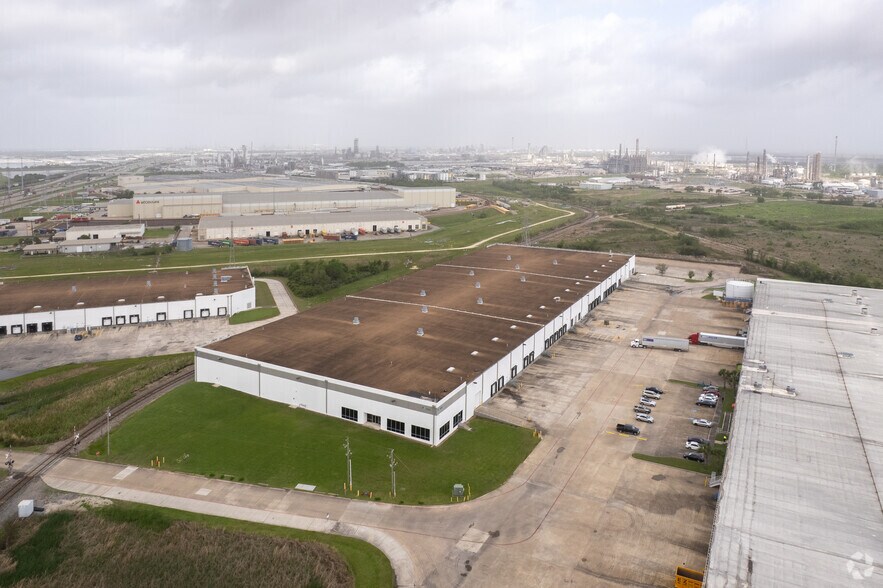 More Photos Of 11503 Highway 225, La Porte Warehouse For Lease