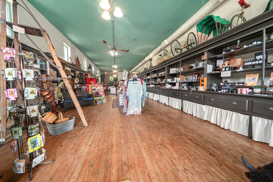 More Photos Of 411 E Front Ave, Chester Hotel For Sale