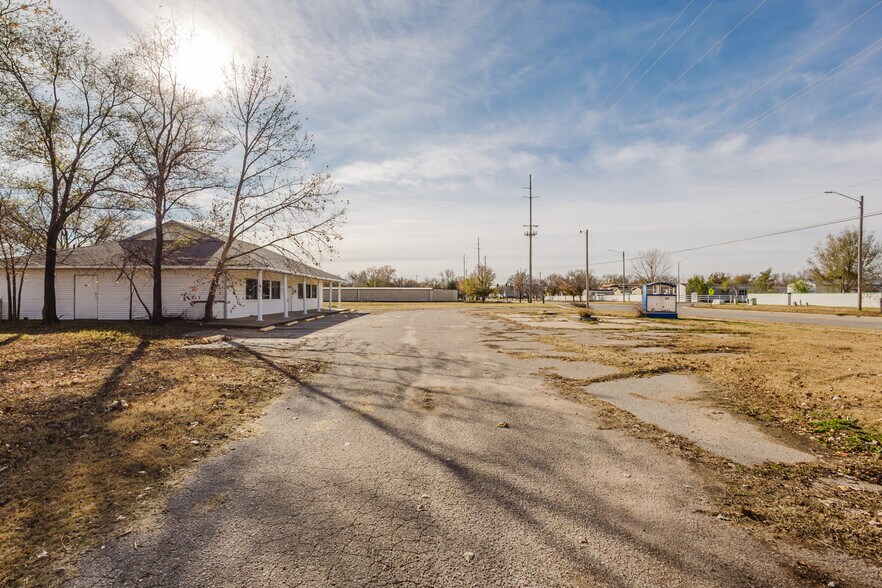 More Photos Of 5110 S Hydraulic St, Wichita Freestanding For Sale