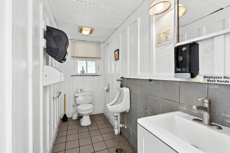 More Photos Of 55700 Rt-25, Southold Freestanding For Sale