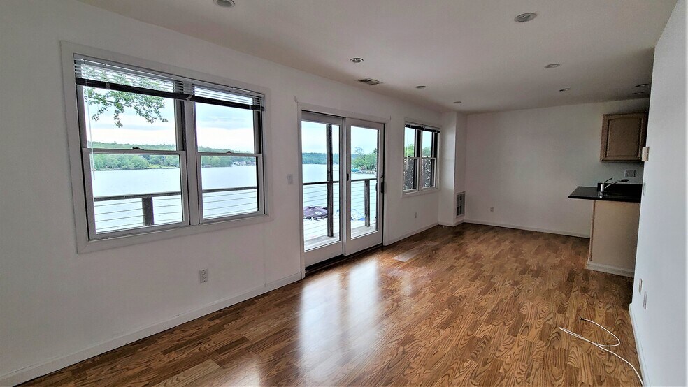 More Photos Of 1 Horseshoe Lake Rd, Kauneonga Lake Restaurant For Sale