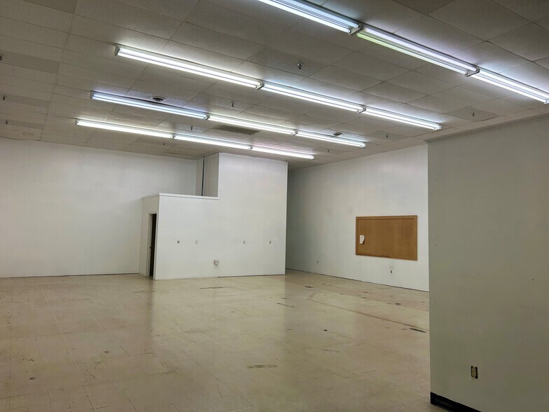 More Photos Of 1104 Greenville Ave, Staunton Storefront For Lease