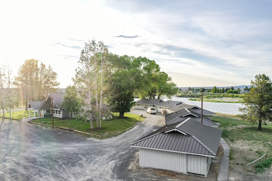 More Photos Of 87275 County Hwy 9-28, Christmas Valley Hotel For Sale