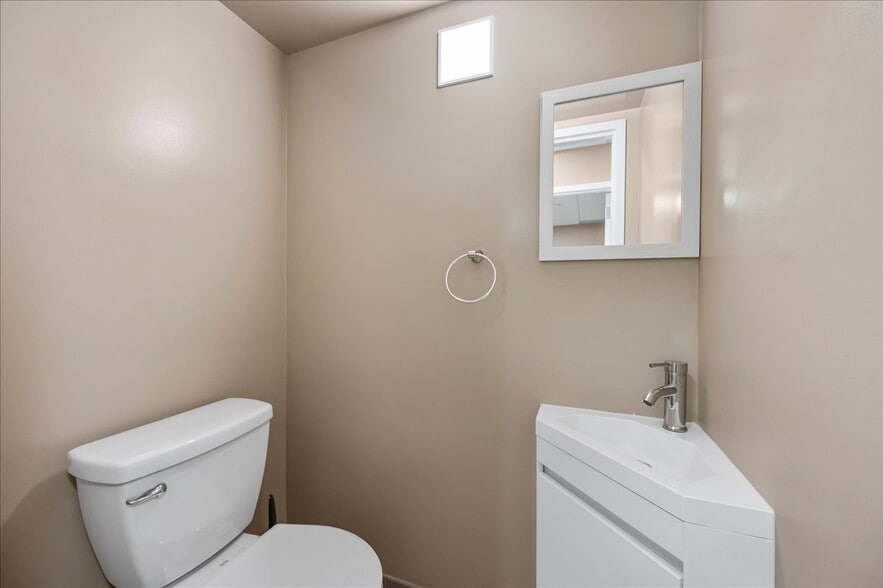 More Photos Of 2039 Palmer Ave, Larchmont Medical For Lease