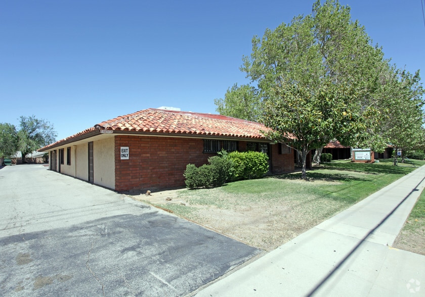 More Photos Of 43823-43843 10th St W, Lancaster Medical For Lease