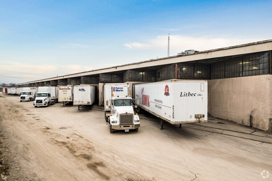 More Photos Of 5675 Boul des Grandes-Prairies, Montréal Warehouse For Lease