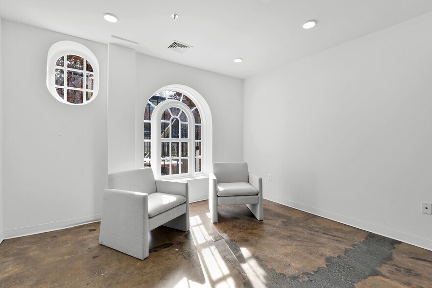 More Photos Of 2301 Calvert St NW, Washington Office For Lease