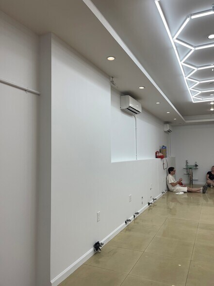 More Photos Of 4436 Muhlhauser Rd, Hamilton Warehouse For Lease