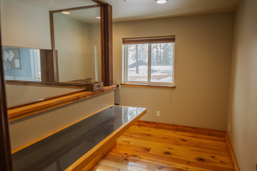 More Photos Of 11020 Trails End Ct, Truckee Flex For Lease