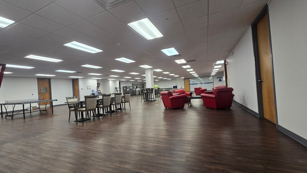 More Photos Of 13075 US Highway 19 N, Clearwater Flex For Lease