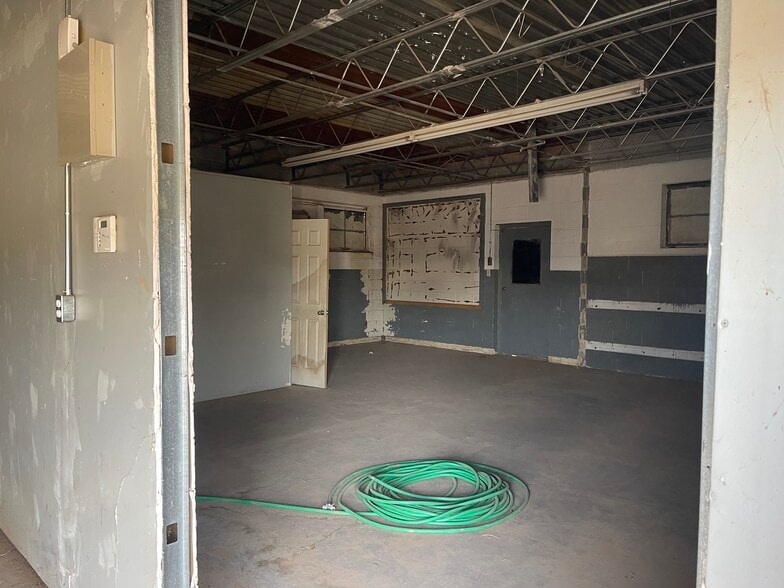 More Photos Of 1109 Kemper St, Lubbock Warehouse For Lease